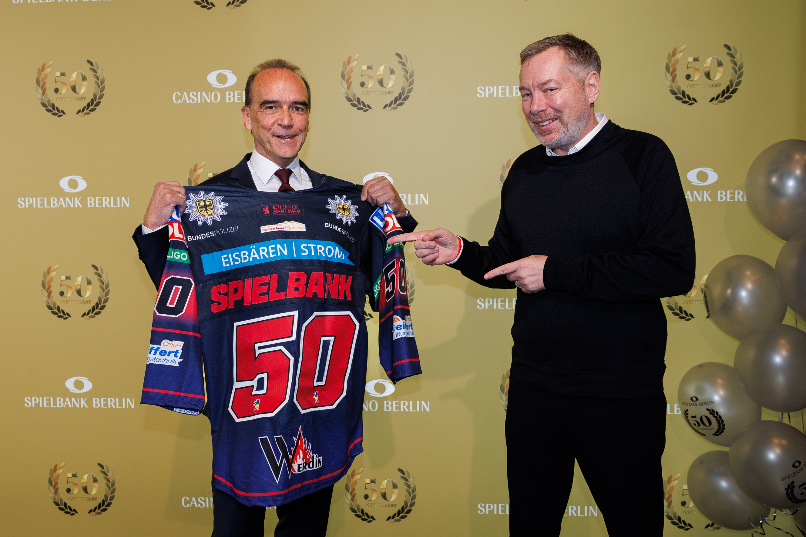 v.l. Gerhard Wilhelm (Sprecher der Geschäftsführung Spielbank Berlin) erhält von Thomas Bothstede (Geschäftsführer Eisbären Berlin) ein Jubiläumstrikot / Dirk Lässig